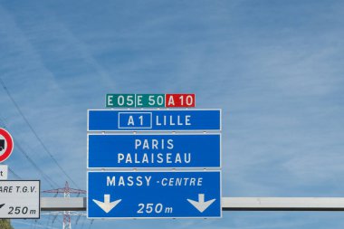 Otoyol işaretleri Paris, Fransa 'nın çevre yolunda yoğun trafik işaretleri, Paris' te trafik sıkışıklığı