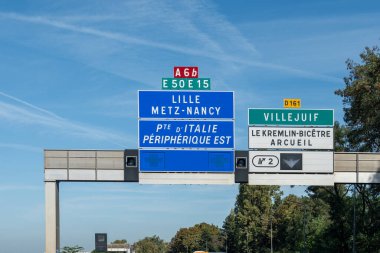Otoyol işaretleri Paris, Fransa 'nın çevre yolunda yoğun trafik işaretleri, Paris' te trafik sıkışıklığı