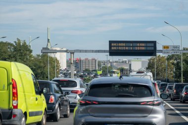 Fransa 'nın başkenti çevre yolunda yoğun trafikte araba kullanmak, Paris' te trafik sıkışıklığı sorunları