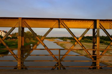 Pont de Pouilly-sur-Loire köprüsünün görüntüsü kaynaktan 496 km uzakta ve Loire nehrinin girişinden 496 km uzakta, Pouilly-sur-loire, Orta Fransa yaz günbatımında.