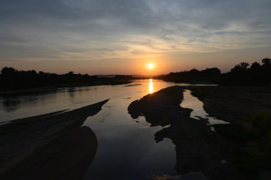 Pont de Pouilly-sur-Loire Köprüsü 'nden kaynaktan 496 km, Pouilly-sur-loire yakınlarındaki Loire Nehri' nden 496 km uzaklıkta.