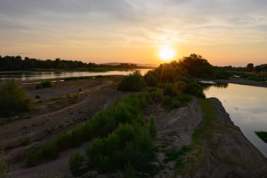 Pont de Pouilly-sur-Loire Köprüsü 'nden kaynaktan 496 km, Pouilly-sur-loire yakınlarındaki Loire Nehri' nden 496 km uzaklıkta.