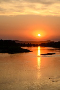 Pont de Pouilly-sur-Loire Köprüsü 'nden kaynaktan 496 km, Pouilly-sur-loire yakınlarındaki Loire Nehri' nden 496 km uzaklıkta.