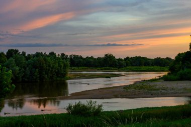 Pont de Pouilly-sur-Loire Köprüsü 'nden kaynaktan 496 km, Pouilly-sur-loire yakınlarındaki Loire Nehri' nden 496 km uzaklıkta.