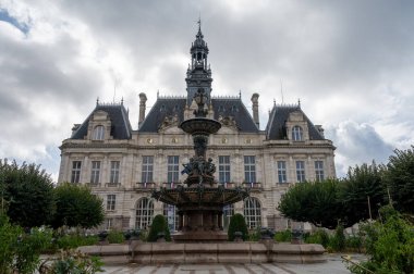 Limoges şehrinin, Haute-Vienne departmanının, Fransa 'nın ünlü porselen ve deri endüstrisinin cadde ve evlerinin manzarası.