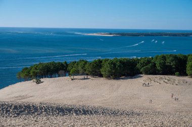 Güneşli bir günde Fransa 'nın Atlantik kıyı şeridi boyunca Bordeaux' nun güneybatısındaki Arcachon Körfezi bölgesindeki La Teste-de-Buch 'da Avrupa' nın en uzun kum tepeciğinden manzara
