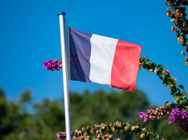 Mavi gökyüzünde Fransız bayrağı, Arcachon Körfezi 'nde sahil evleri Kaptan Ferret yarımadası, Fransa Bordeaux' nun güneybatısında Fransa 'nın Atlantik kıyı şeridi boyunca uzanan