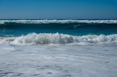 Plage de Horizon, Plage de l 'ocean Le Phare du Cap Ferret ve Duna du Pilat yakınlarındaki Plage de l' ocean, Cap Ferret yarımadası, Fransa, Bordeaux 'nun güneybatısı, Fransa' nın Atlantik kıyıları güneşli bir günde
