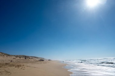 Plage de Horizon, Plage de l 'ocean Le Phare du Cap Ferret ve Duna du Pilat yakınlarındaki Plage de l' ocean, Cap Ferret yarımadası, Fransa, Bordeaux 'nun güneybatısı, Fransa' nın Atlantik kıyıları güneşli bir günde