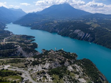 Serre-Poncon 'un mavi gölü üzerindeki hava manzarası, Hautes-Alpes ve Haute-de-Haute Provence departmanları arasındaki rezervuar sınırı, Batı Avrupa' nın en büyük bölümlerinden biri.