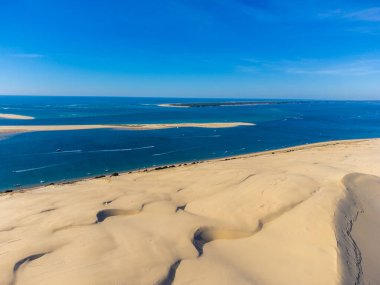 Güneşli bir günde Fransa 'nın Atlantik kıyı şeridi boyunca Bordeaux' nun güneybatısında Arcachon Körfezi bölgesindeki La Teste-de-Buch 'da yer alan Avrupa' nın en uzun kum tepeciğinin havadan görünüşü