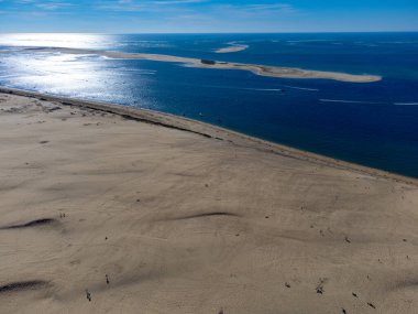 Güneşli bir günde Fransa 'nın Atlantik kıyı şeridi boyunca Bordeaux' nun güneybatısında Arcachon Körfezi bölgesindeki La Teste-de-Buch 'da yer alan Avrupa' nın en uzun kum tepeciğinin havadan görünüşü