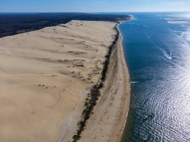 Güneşli bir günde Fransa 'nın Atlantik kıyı şeridi boyunca Bordeaux' nun güneybatısında Arcachon Körfezi bölgesindeki La Teste-de-Buch 'da yer alan Avrupa' nın en uzun kum tepeciğinin havadan görünüşü
