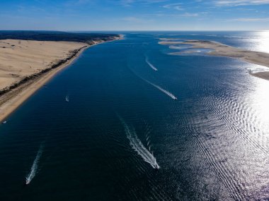 Güneşli bir günde Fransa 'nın Atlantik kıyı şeridi boyunca Bordeaux' nun güneybatısında Arcachon Körfezi bölgesindeki La Teste-de-Buch 'da yer alan Avrupa' nın en uzun kum tepeciğinin havadan görünüşü