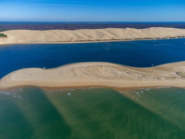 Güneşli bir günde Fransa 'nın Atlantik kıyı şeridi boyunca Bordeaux' nun güneybatısında Arcachon Körfezi bölgesindeki La Teste-de-Buch 'da yer alan Avrupa' nın en uzun kum tepeciğinin havadan görünüşü