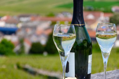Büyük cru tatmak köpüklü beyaz şarap şampanya ile yaz manzaralı evler ve üzüm bağları büyük cru şarap üreticisi küçük köy Cramant, Champagne, France