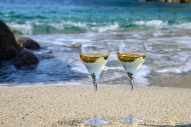 Provence 'de yaz zamanı, iki bardak soğuk şampanya. Güneşli bir günde Saint-Tropez yakınlarındaki kumlu plajda köpüklü şarap. Var Bölümü, Fransa' da tatil.