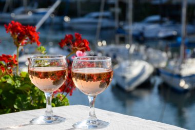 Port Grimaud limanında yat limanında soğuk gül Cote de Provence şarabı, Fransa 'nın Provence şehrinde Fransız Rivierası' nda yaz tatili.