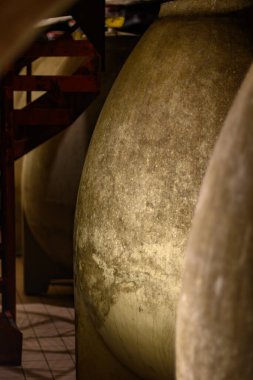 Mayalama işlemi için beton yumurtalar. Yeraltı mağaralarını ziyaret, Cote des Bar, Aube, Fransa 'nın güneyinde geleneksel şampanya üretimi.