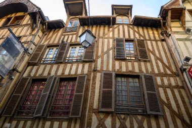 Troyes 'in ortaçağ merkezi. Yarı keresteli evleri ve dar sokakları olan eski şehir. Şampanya, Fransa, turizm beldesi.