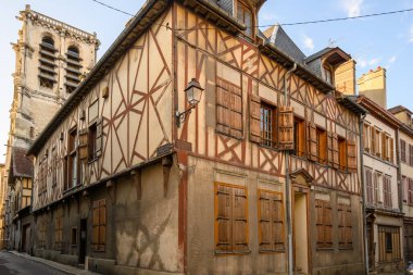 Troyes 'in ortaçağ merkezi. Yarı keresteli evleri ve dar sokakları olan eski şehir. Şampanya, Fransa, turizm beldesi.