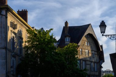 Troyes 'in ortaçağ merkezi. Yarı keresteli evleri ve dar sokakları olan eski şehir. Şampanya, Fransa, turizm beldesi.