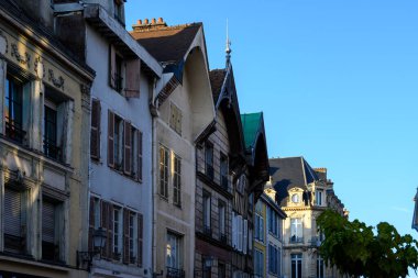 Troyes 'in ortaçağ merkezi. Yarı keresteli evleri ve dar sokakları olan eski şehir. Şampanya, Fransa, turizm beldesi.