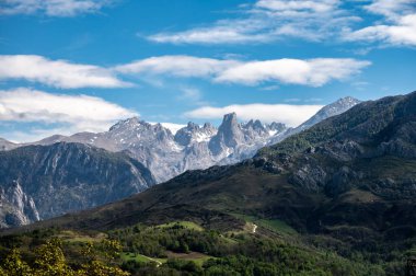 Picos de Europa 'nın Macizo Orta Bölgesi' nde yer alan Paleozoik Çağ 'dan kalma kireçtaşı zirvesi Naranjo de Bulnes veya Picu Urriellu' nun panoramik görüntüsü, Kuzey İspanya 'nın Asturias sıradağları