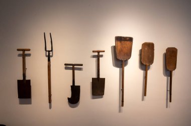 Epernay, Champagne, Fransa 'da geleneksel şarap ve noir üzümlerinden şampanya yapmak için Old hane ekipmanı kullanılıyor.