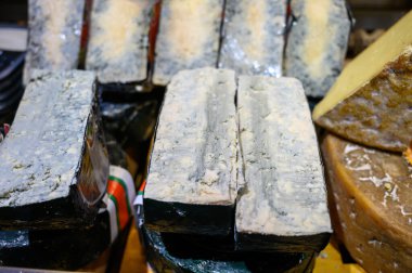 İnek, keçi ve koyun kavunundan yapılmış farklı Asturias, Kuzey İspanya 'daki peynir dükkanında sergilenmekte olan farklı Asturian peynirleri.