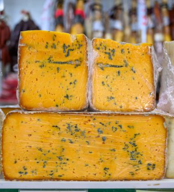 İnek, keçi ve koyun kavunundan yapılmış farklı Asturias, Kuzey İspanya 'daki peynir dükkanında sergilenmekte olan farklı Asturian peynirleri.