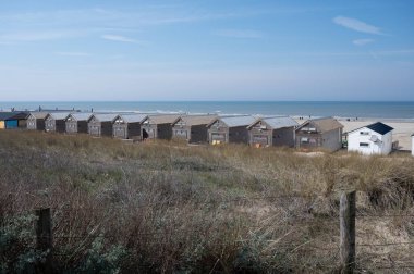 Plaj tatili ve kumsalda tatil, Katwijk-on-zee, Kuzey Denizi, Hollanda 'da deniz kıyısındaki ahşap kulübeler.