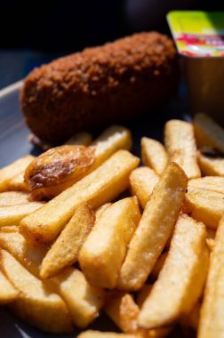 Hollanda fast food 'u, kıymalı kızartma ve patates cipsi ile doldurulmuş mayonez, yeşil salata, yakın çekim.