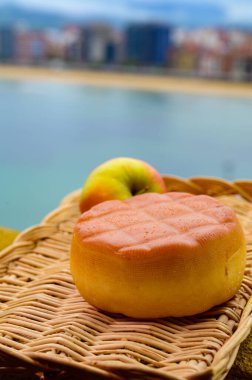 Pria, Asturias 'tan İspanyol füme inek peyniri, San Lorenzo plajında ve Gijon' da gezinti alanında manzaralı servis edildi.