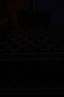 Bir sürü şampanya köpüklü şarap. Yeraltı mağaralarının ziyareti, Cote des Bar, Aube, Fransa 'nın güneyinde geleneksel şampanya yapımı.