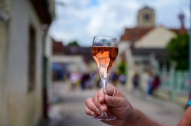 Yaz aylarında şampanya ile köpüklü gül şarabı tatmak Celles-sur-Ource, Cote des Bar, Fransa 'nın Şampanya Bölgesi' nde şampanya festivali rotası