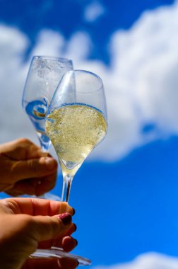 Bir bardak köpüklü beyaz şarap şampanya ve mavi gökyüzü Cote des Bar 'da, Fransa' da yazın