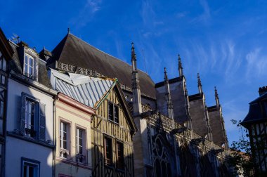 Troyes 'in ortaçağ merkezi. Yarı keresteli evleri ve dar sokakları olan eski şehir. Şampanya, Fransa, turizm beldesi.