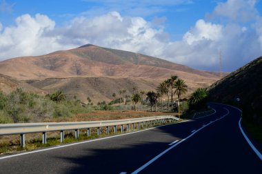 Fuerteventura adasındaki Kanarya volkanik manzarası ve dağlar, İspanya 'da kış tatili