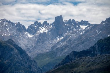 Picos de Europa 'nın Macizo Orta Bölgesi' nde yer alan Paleozoik Çağ 'dan kalma kireçtaşı zirvesi Naranjo de Bulnes veya Picu Urriellu' nun panoramik görüntüsü, Kuzey İspanya 'nın Asturias sıradağları