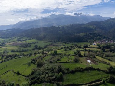 İspanya 'nın kuzeyindeki Asturias' ta arabayla seyahat ediyor. Köy manzarası, evler, Villaviciosa yakınlarındaki bahçeler.