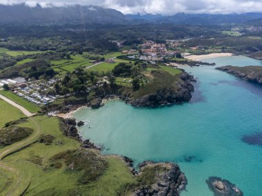 Llanes 'deki Playa de Toro' daki kayalara bakın. Kuzey İspanya, Asturias 'ın yeşil kıyıları, kumlu plajları, uçurumları, gizli mağaraları, yeşil tarlaları, ormanları ve dağları var..