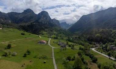 Los Arenas 'taki hava manzarası, ünlü lahana peynirlerinin üretildiği dağ köyü, Picos de Europa dağları, Asturias, İspanya' nın kuzeyi.