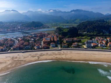 Havadan panoramik manzara, Costa Verde 'de tatil, Asturias' ın yeşil kıyısı, Ribadesella köyü, İspanya 'nın kuzeyinde kumlu plajlar..