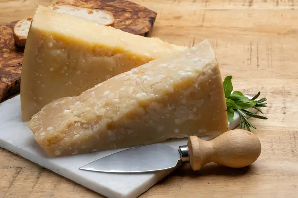 Peynir koleksiyonu, sert olgunlaşmış sarı İtalyan peyniri parmesan ya da Parmegiano reggiano yakın plan.