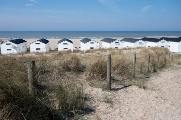 Plaj tatili ve kumsalda tatil, Katwijk-on-zee, Kuzey Denizi, Hollanda 'da deniz kıyısındaki ahşap kulübeler.