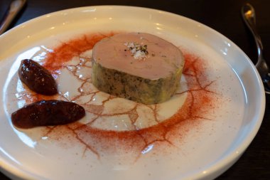 Foie gras yağlı ciğer spesiyali ördek ciğeri ya da kaz ciğeri. Gavaj ile şişmanlatılmış, zorla beslenmiş. Fransız restoranında çilek reçeli ile servis ediliyor.