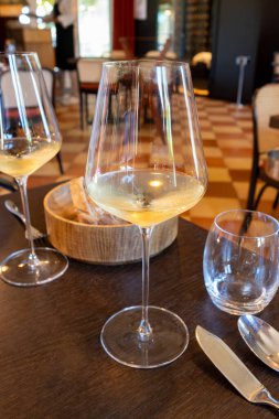 Sauternes 'de Bordeaux şarabı tatmak, Gironde Estuary, Fransa' nın sol kıyısında. Restoranda servis edilen beyaz tatlı Fransız şarabı.