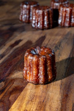 Canele, romlu ve vanilyalı Fransız pastası, yumuşak ve yumuşak muhallebi merkezi ve koyu, Bordeaux bölgesinin karamelize edilmiş kabuk spesiyali, Fransa kapat.