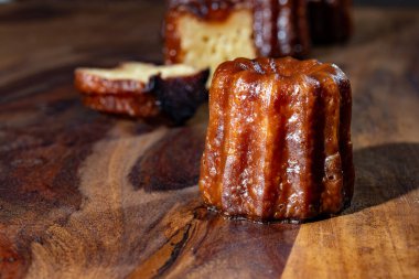Canele, romlu ve vanilyalı Fransız pastası, yumuşak ve yumuşak muhallebi merkezi ve koyu, Bordeaux bölgesinin karamelize edilmiş kabuk spesiyali, Fransa kapat.